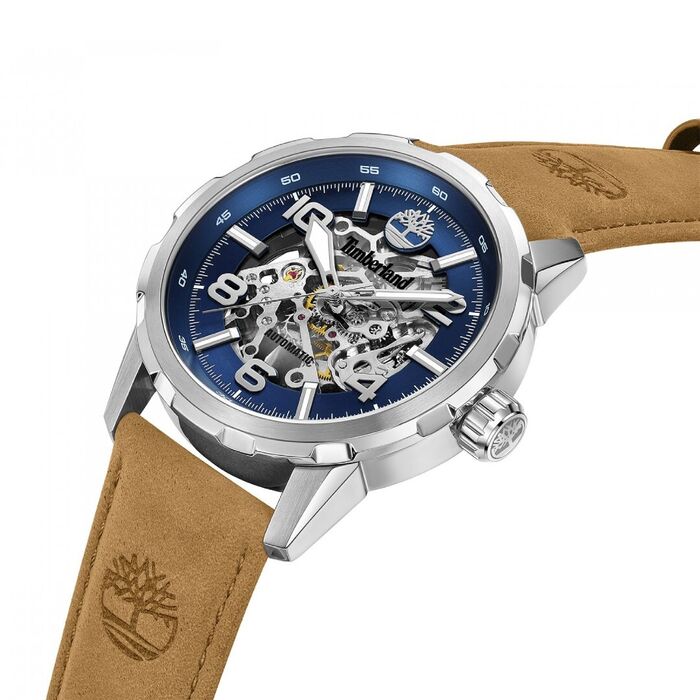 Detalhe de um relógio automático Timberland com uma bracelete bege, caixa prateada e mostrador azul.