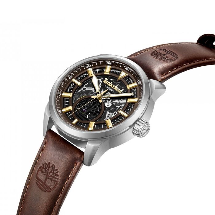 Detalhe de um relógio automático Timberland com bracelete em pele e mostrador em estilo cronógrafo.