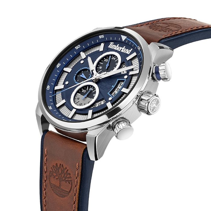 Detalhe da caixa de relógio Timberland com bracelete em pele e mostrador azul em estilo cronógrafo.