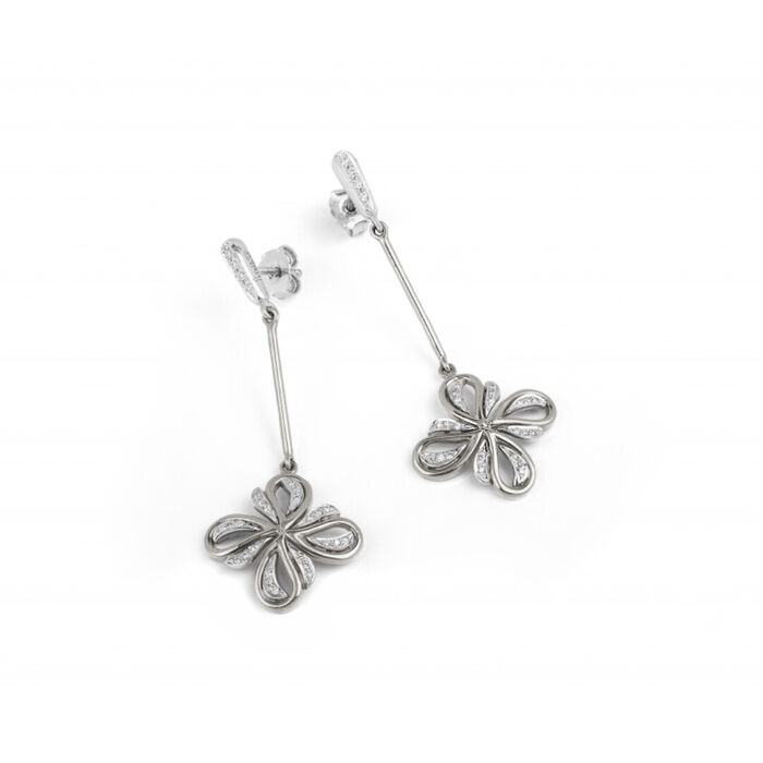 Par de brincos femininos em ouro branco, com brilhantes, em forma de flor, sob um fio pendente.