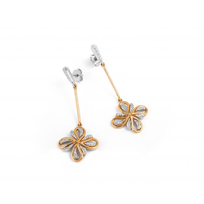 Par de brincos femininos em ouro amarelo, com brilhantes, em forma de flor, sob um fio pendente.