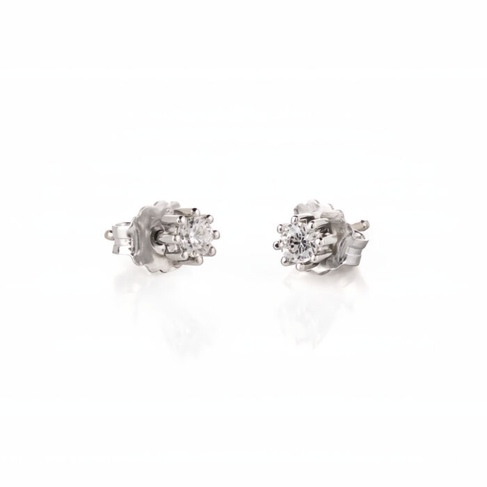 Par de brincos em ouro branco de estilo solitário, pequenos, com diamante no centro de oito garras.
