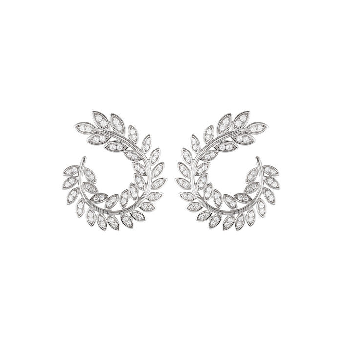 Brincos prateados com zircónias cravadas com um design circular e formas de folhas.