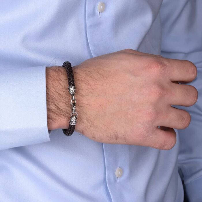Modelo masculino com camisa azul com a pulseira em couro sintético Albert M. 