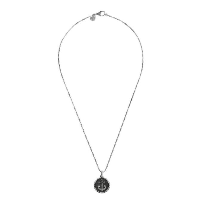 Colar Albert M. em prata com um pendente com um circulo com uma âncora fechado e completo.