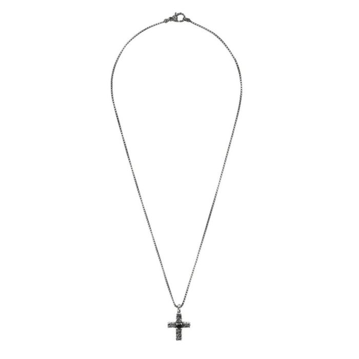 Colar Albert M. masculino com uma cruz em prata de lei 925 visto de forma completa e fechado.