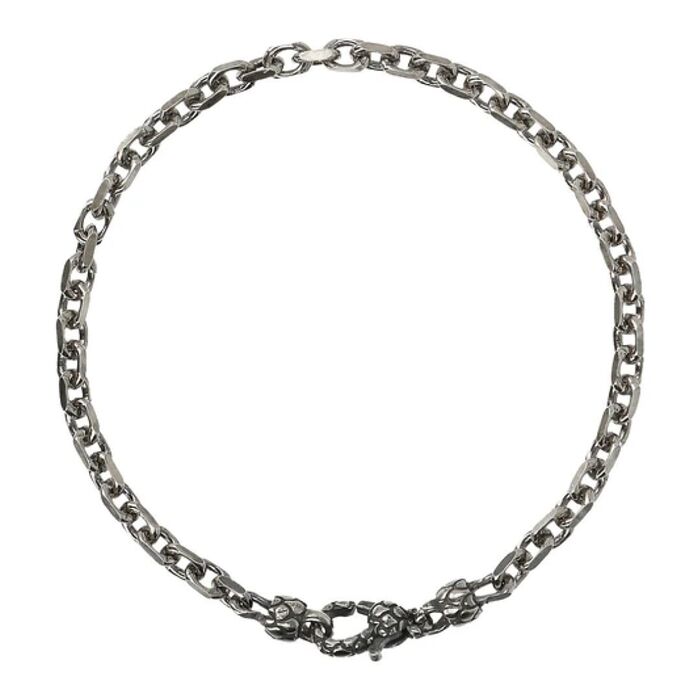 Pulseira Albert M. prateada e preta com textura de cobra no acampamento, completamente fechada.