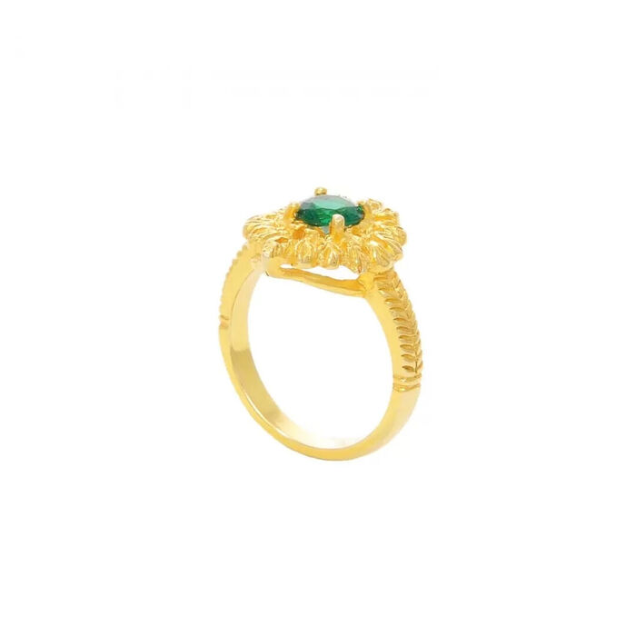 Anel dourado Portugal Jewels, na vertical, com o topo em forma floral com uma zircónia verde.