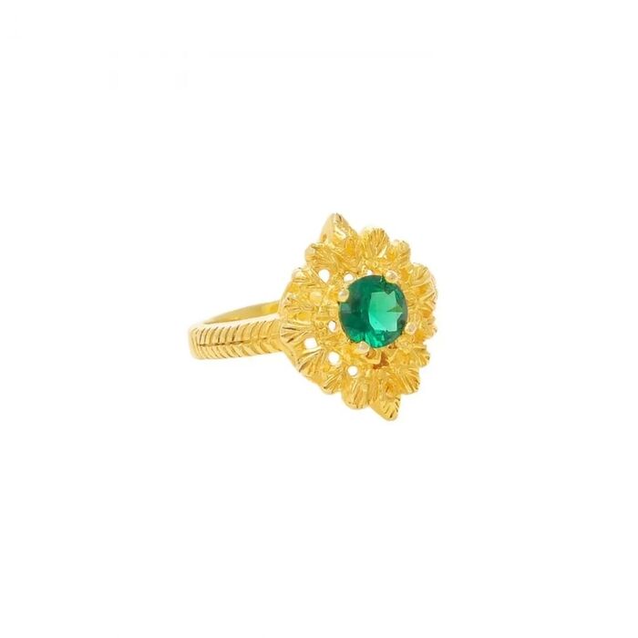 Anel dourado Portugal Jewels com o topo em forma floral com uma zircónia verde no centro.