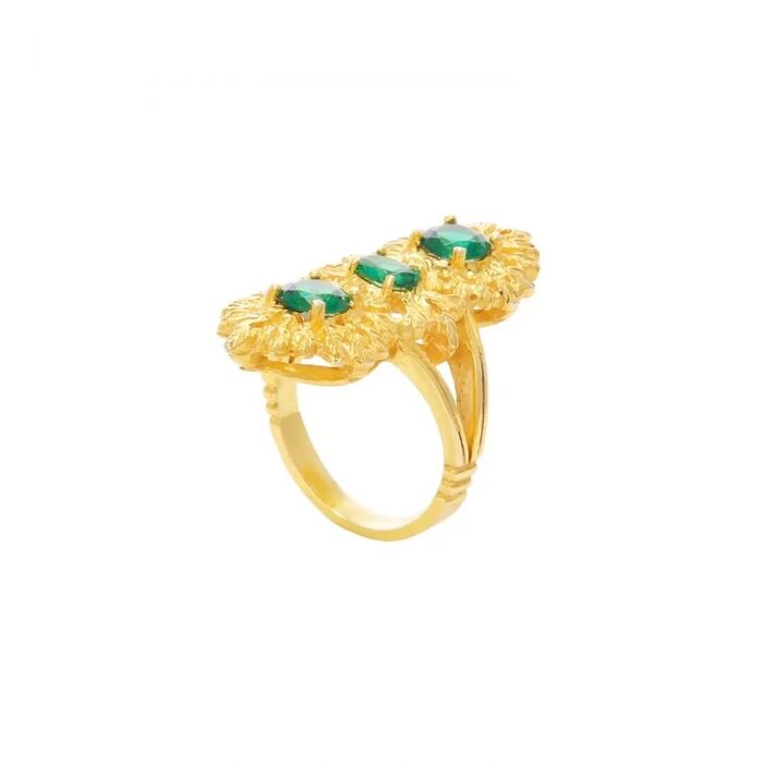Anel Portugal Jewels dourado, na vertical, com o topo em formas florais com três zircónias verdes.