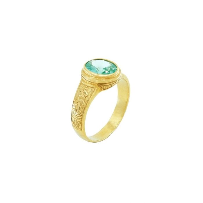 Anel Portugal Jewels em dourado com figuras inscritas e com uma zircónia verde no topo.