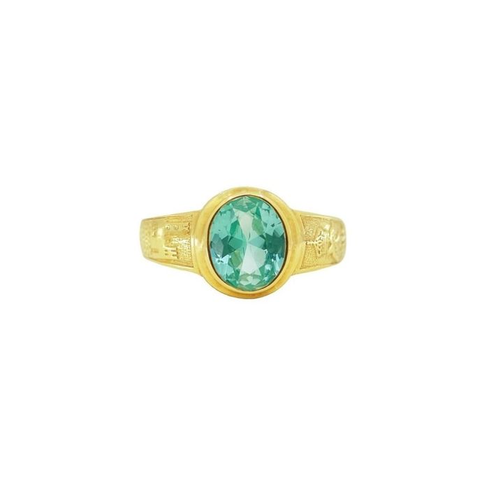 Anel Portugal Jewels em dourado, pousado, com figuras inscritas e com uma zircónia verde no topo.