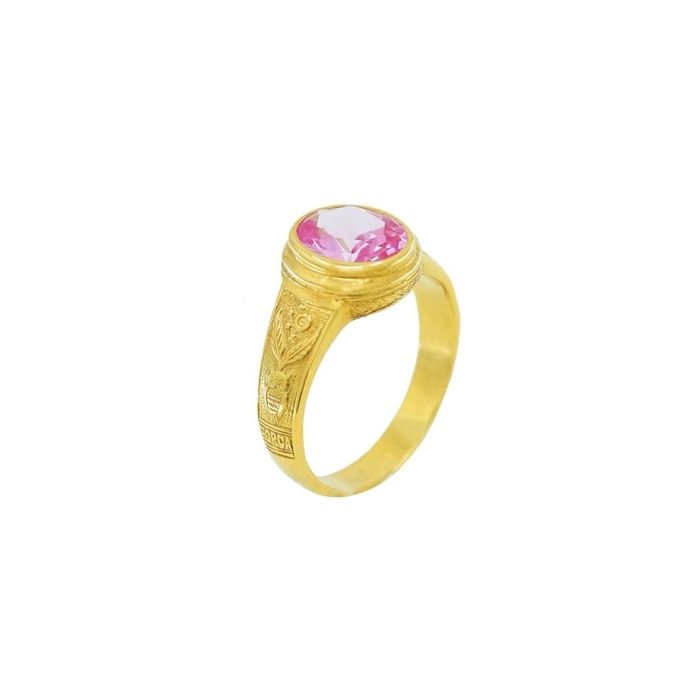Anel Portugal Jewels em dourado com figuras inscritas e com uma zircónia rosa no topo.