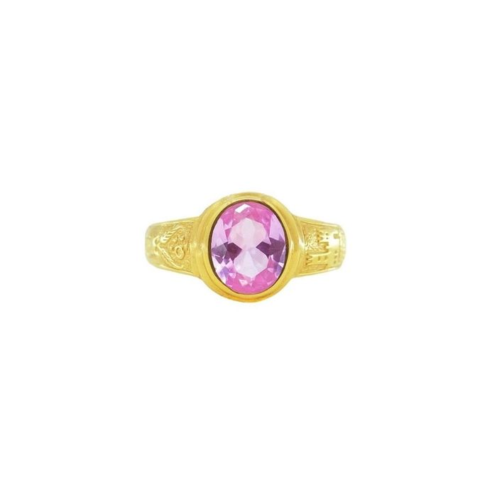 Anel Portugal Jewels em dourado, pousado, com figuras inscritas e com uma zircónia rosa no topo.