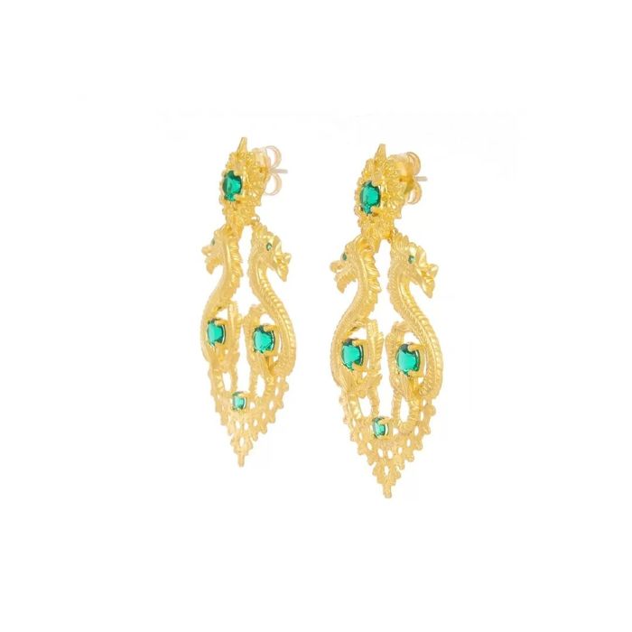 Brincos rainha dourados Portugal Jewels, de lado, com dois dragões e zircónias verdes dispostas.