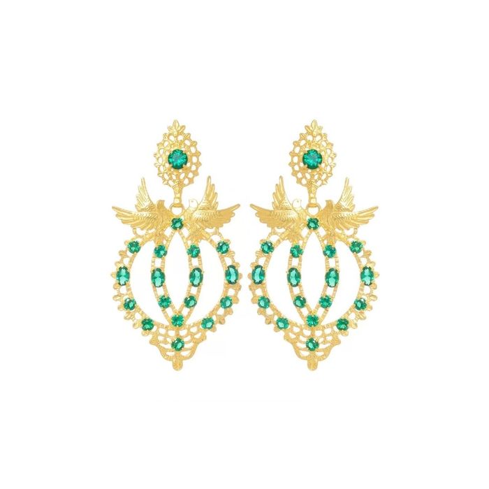 Brincos rainha dourados Portugal Jewels com duas pombas e zircónias verdes dispostas.