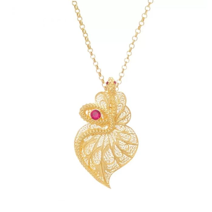 Colar Portugal Jewels com um coração de viana, estilo filigrana, com uma cobra e uma pedra rosa.