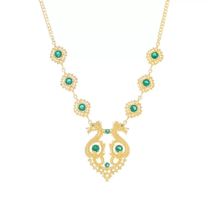 Colar dourado Portugal Jewels com pedras verdes em pendentes e dois dragões em estilo filigrana.