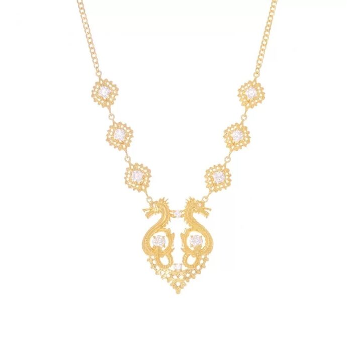 Colar dourado Portugal Jewels com zircónias em pendentes em estilo filigrana e sobre dois dragões.