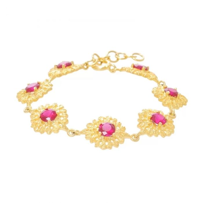 Pulseira dourada Portugal Jewels com moldes em estilo floral, cada um, com uma pedra rosa no centro.