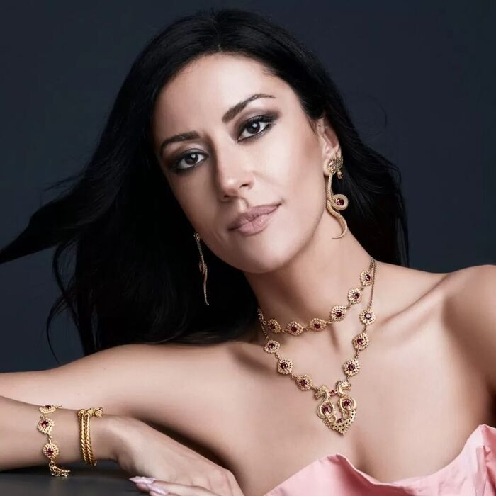 Modelo feminino com joias douradas com zircónias rosas da linha Portugal Jewels x Ana Moura.