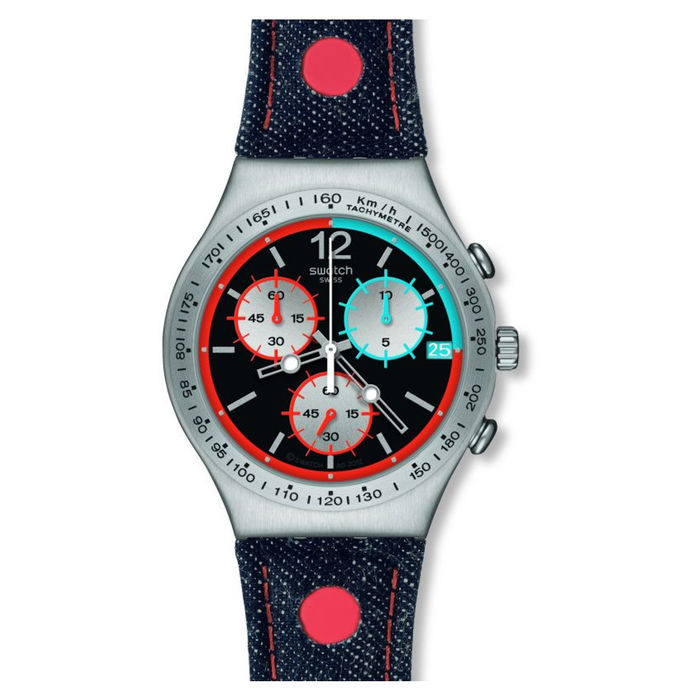Relógio swatch de bracelete em tecido azul, caixa prateada e mostrador preto com azuis e vermelhos.