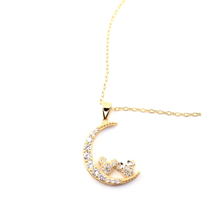 Colar dourado com pendente em forma de lua com silhueta da face da minnie e do mickey sob meia lua