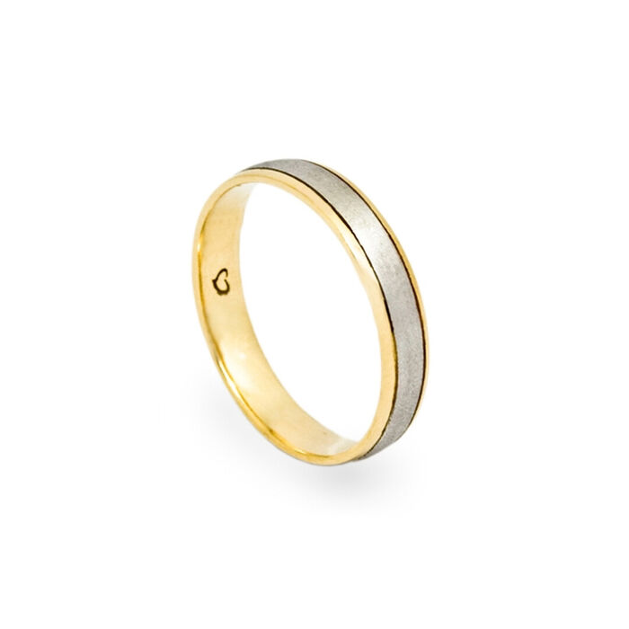Aliança de casamento em ouro branco 19.2kl no centro com laterais e interior em ouro dourado 19.2kl.