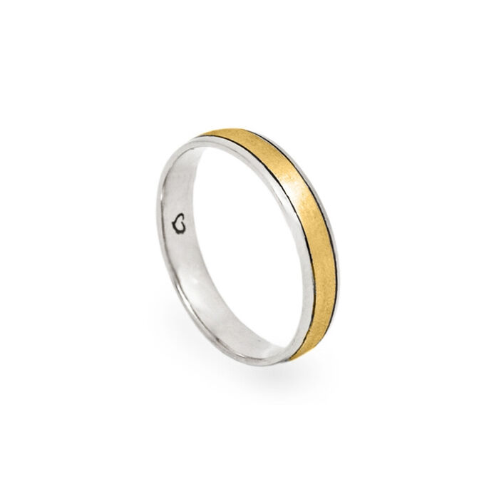 Aliança de casamento em ouro amarelo 19.2kl no centro com laterais e interior em ouro branco 19.2kl.