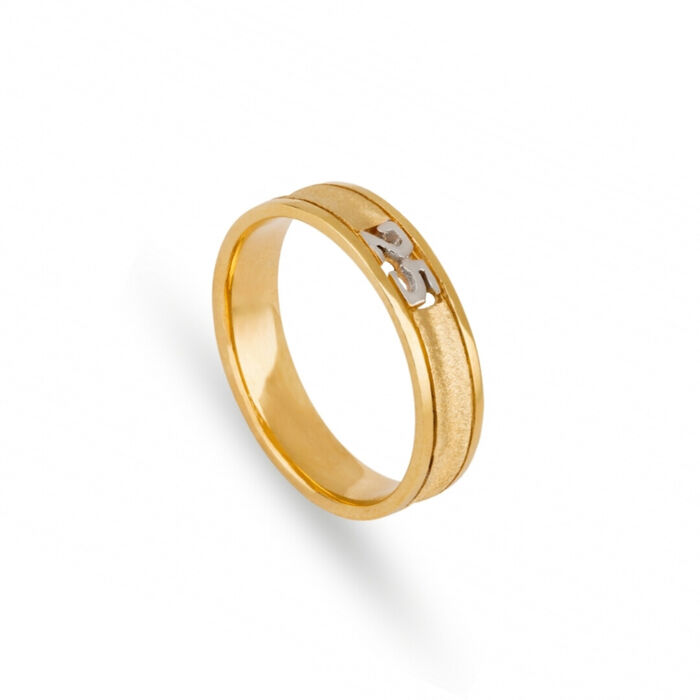 Aliança em ouro amarelo 19.2kl com o número 25 em ouro branco de comemoração aos anos de casamento.