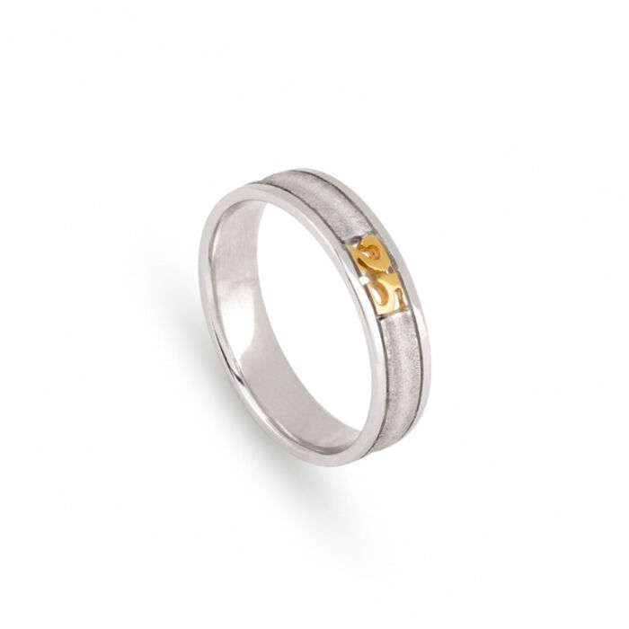 Aliança em ouro branco 19.2kl com o número 25 em ouro amarelo de comemoração aos anos de casamento.