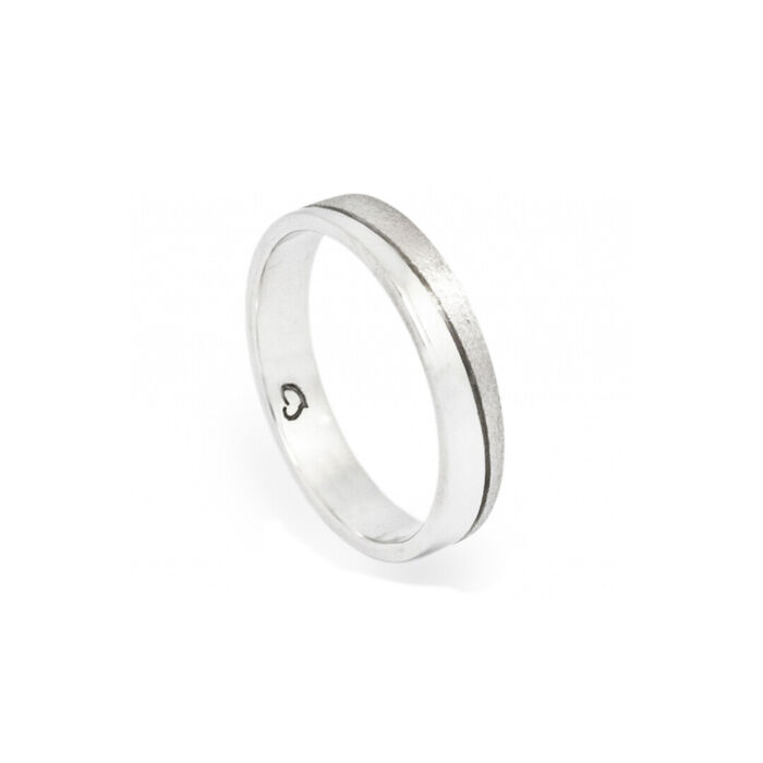 Aliança de casamento da Romantis em ouro branco de 19.2kl com um friso escurecido no centro.
