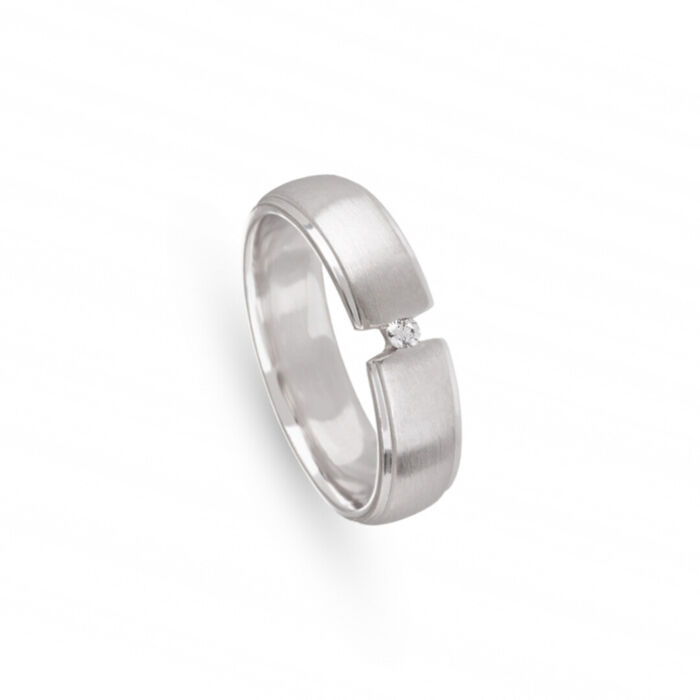 Aliança de casamento em ouro branco de 19.2kl com 1 cristal Swarovski cravado na topo semi-aberto.