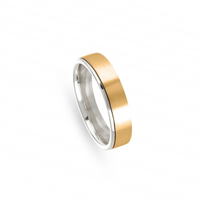 Aliança de casamento em ouro amarelo e uma linha lateral em ouro branco de 19.2kl.