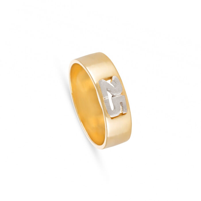 Aliança comemorativa de 25 anos em ouro amarelo 19.2kl, 6mm de largura e o número 25 em ouro branco.