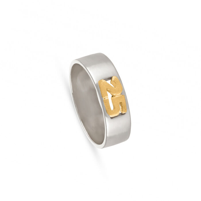 Aliança comemorativa de 25 anos em ouro branco 19.2kl, 6mm de largura e o número 25 em ouro amarelo.