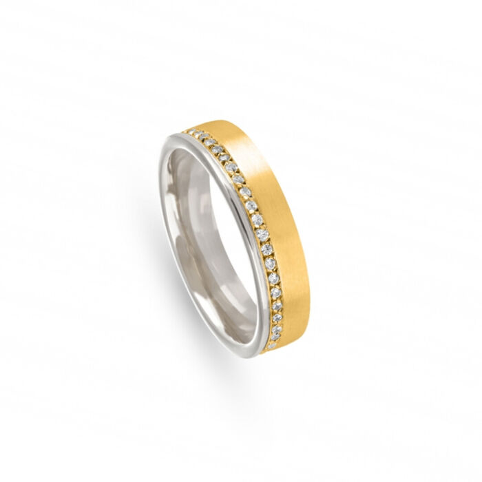 Aliança de casamento em ouro amarelo e ouro branco de 19.2kl, cravado com uma fila de zircónias.