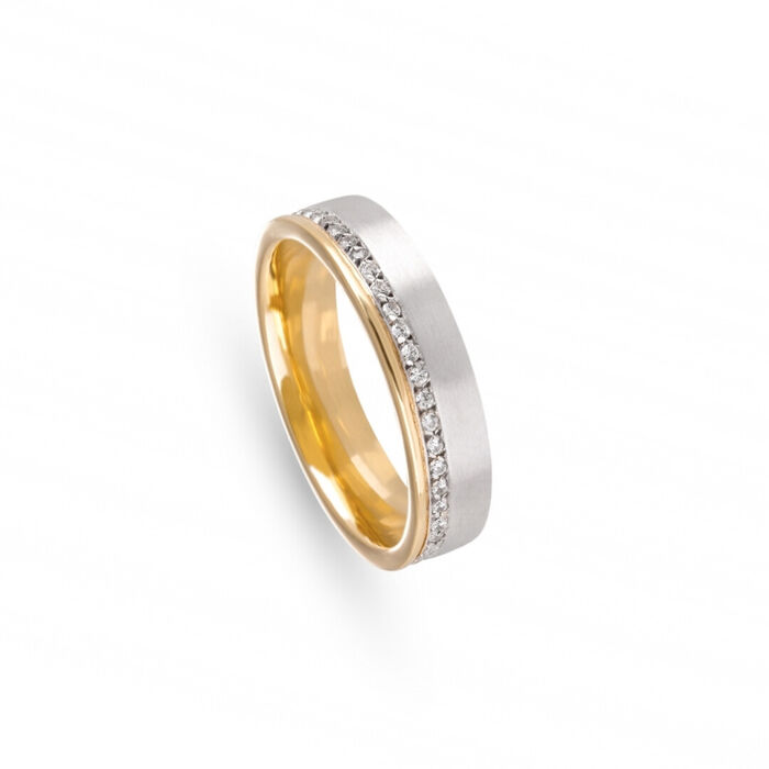 Aliança de casamento em ouro branco e ouro amarelo de 19.2kl, cravado com uma fila de zircónias.