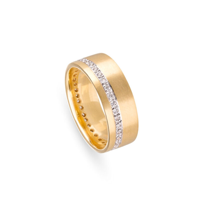 Aliança de casamento Romantis em ouro amarelo 19.2kl, cravada com uma fileira de cristais Swarovski.
