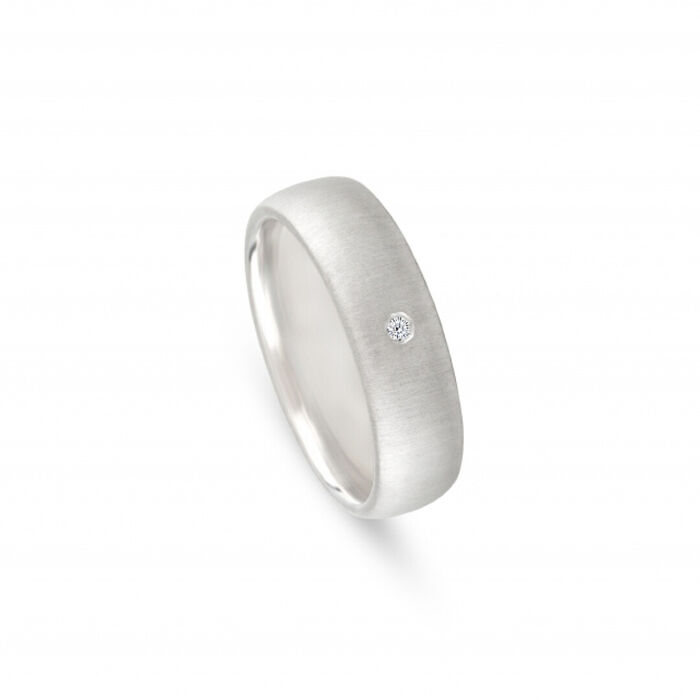 Aliança de casamento com 6mm de largura em ouro branco de 19.2kl e um diamante de 0.015ct no centro.