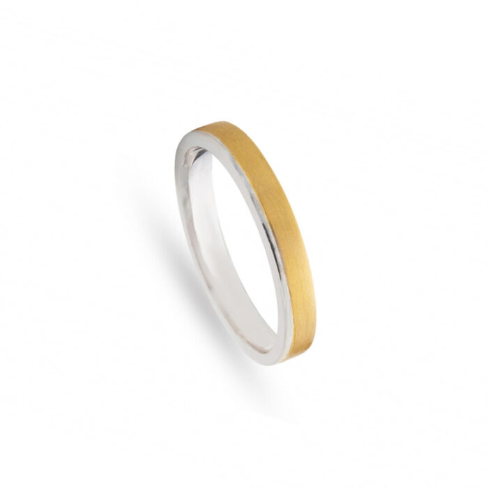 Aliança de casamento em ouro amarelo de 19.2kl e interior em ouro branco de 19.2kl.
