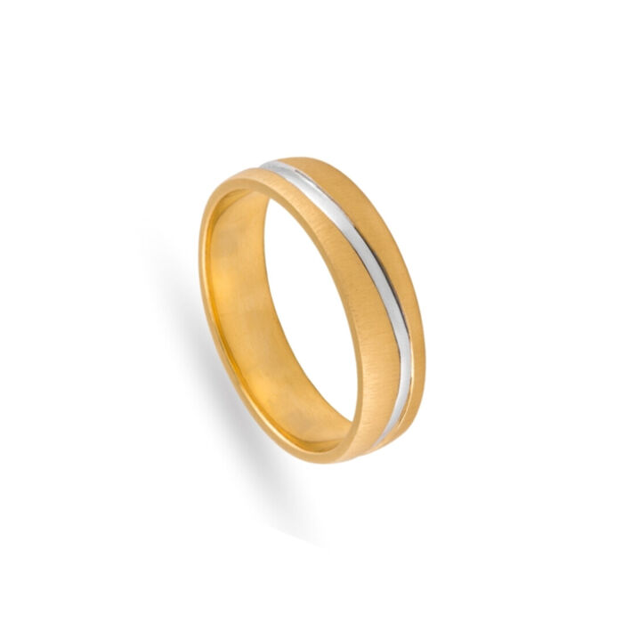 Aliança de casamento Romantis em ouro amarelo de 19.2kl com um friso no centro em ouro branco.