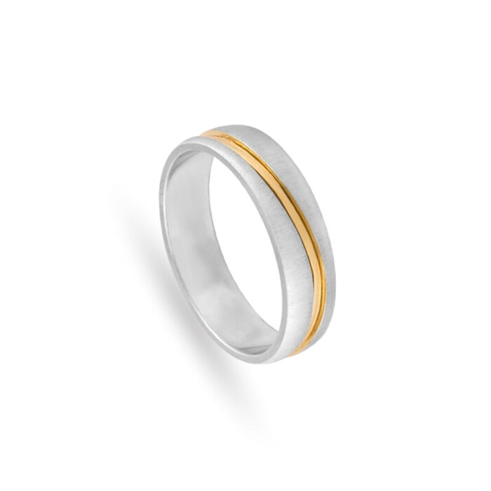 Aliança de casamento Romantis em ouro branco de 19.2kl com um friso no centro em ouro amarelo.