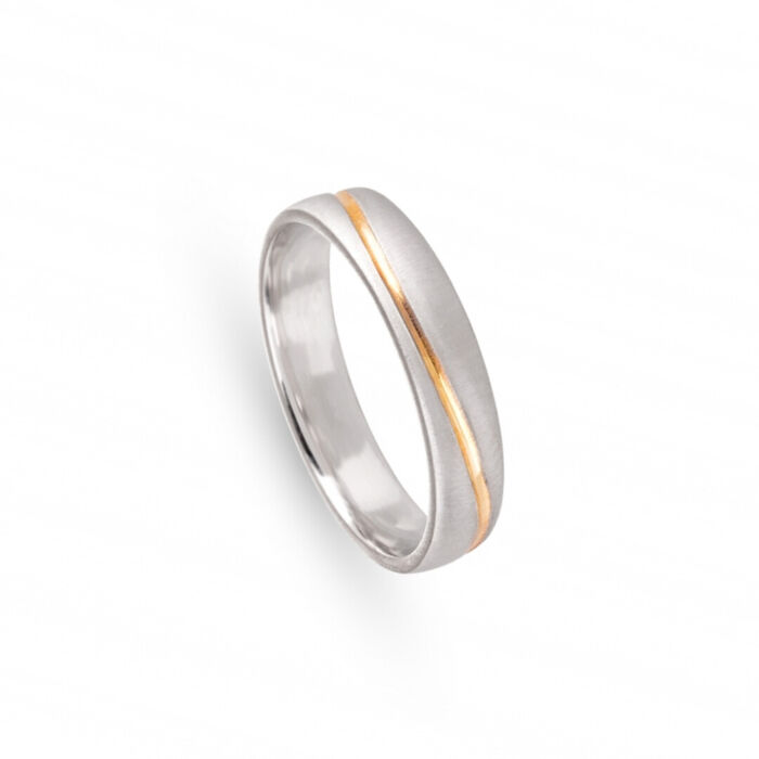 Aliança de casamento em ouro branco de 19.2kl com um friso amarelo no centro em ouro branco.