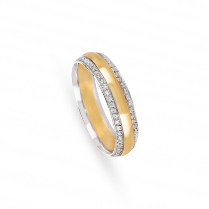Aliança de casamento em ouro amarelo 19.2kl e dois frisos laterais cravados com 104 diamantes.
