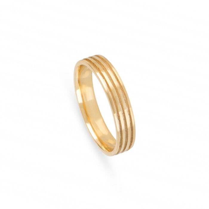 Aliança de casamento em ouro amarelo de 19.2kl com 4.5mm de largura e 3 frisos ao longo do aro.
