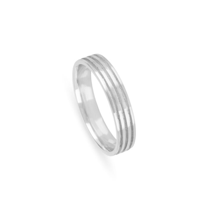 Aliança de casamento em ouro branco de 19.2kl com 4.5mm de largura e 3 frisos ao longo do aro.