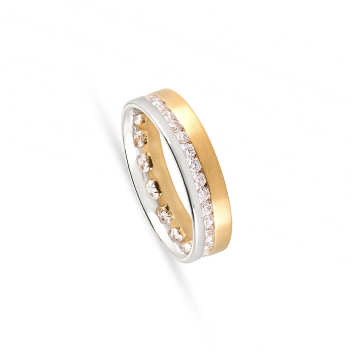 Aliança de casamento em ouro amarelo e branco de 19.2kl, com uma fila cravada de cristais Swarovski.