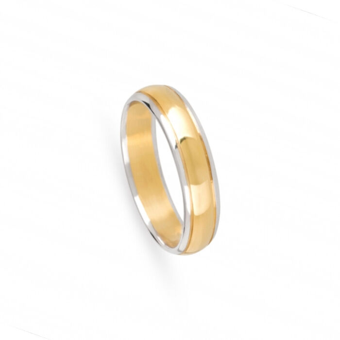Aliança de casamento em ouro amarelo de 19.2kl com dois frisos laterais em ouro branco de 19.2kl.