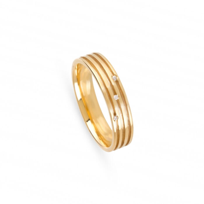 Aliança de casamento em ouro amarelo de 19.2kl com 3 diamantes cravados sobre três frisos do aro.